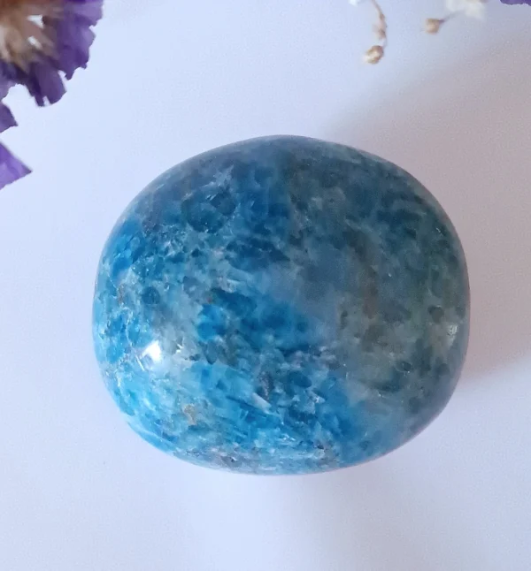 Galet en Apatite bleue de Madagascar